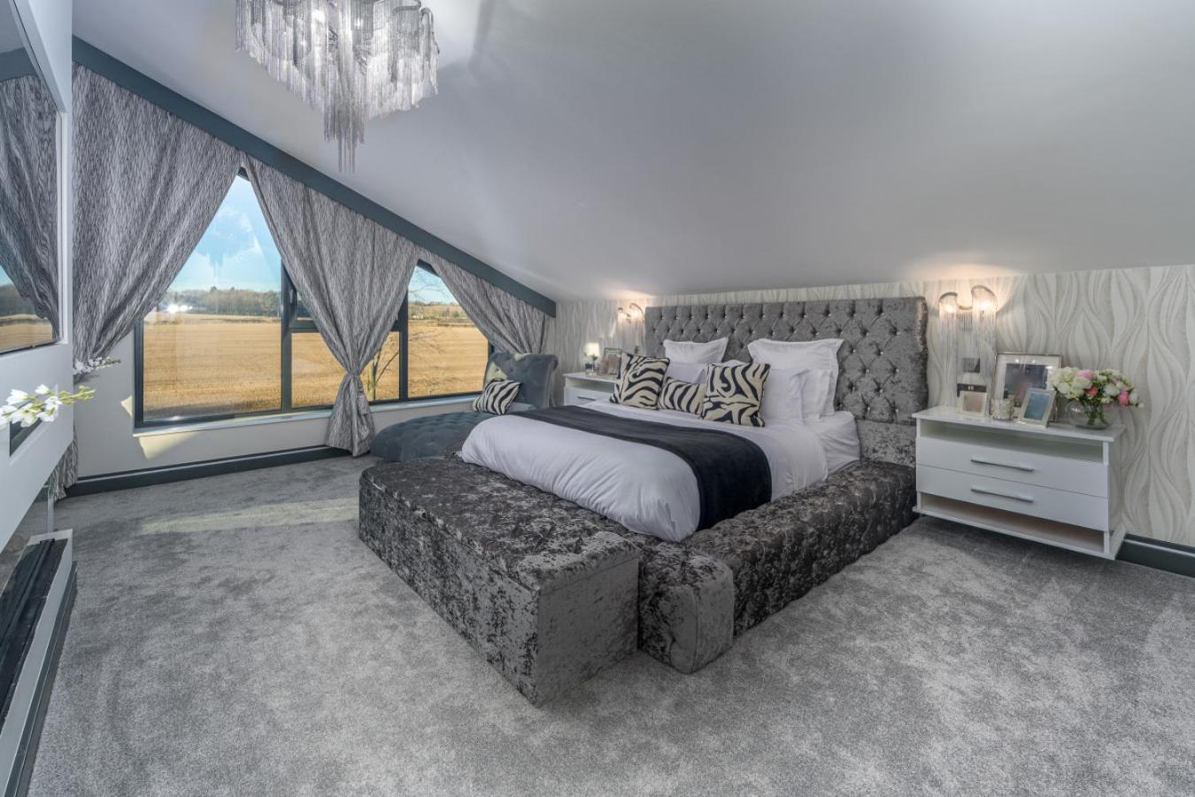Luxury 7 Bed Mansion Pool, Spa, Cinema Holiday home *