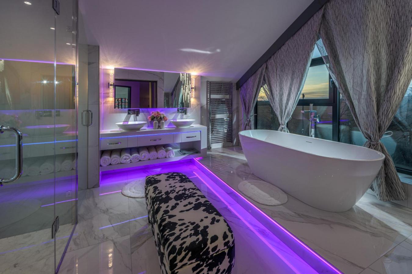 Luxury 7 Bed Mansion Pool, Spa, Cinema Holiday home Durham