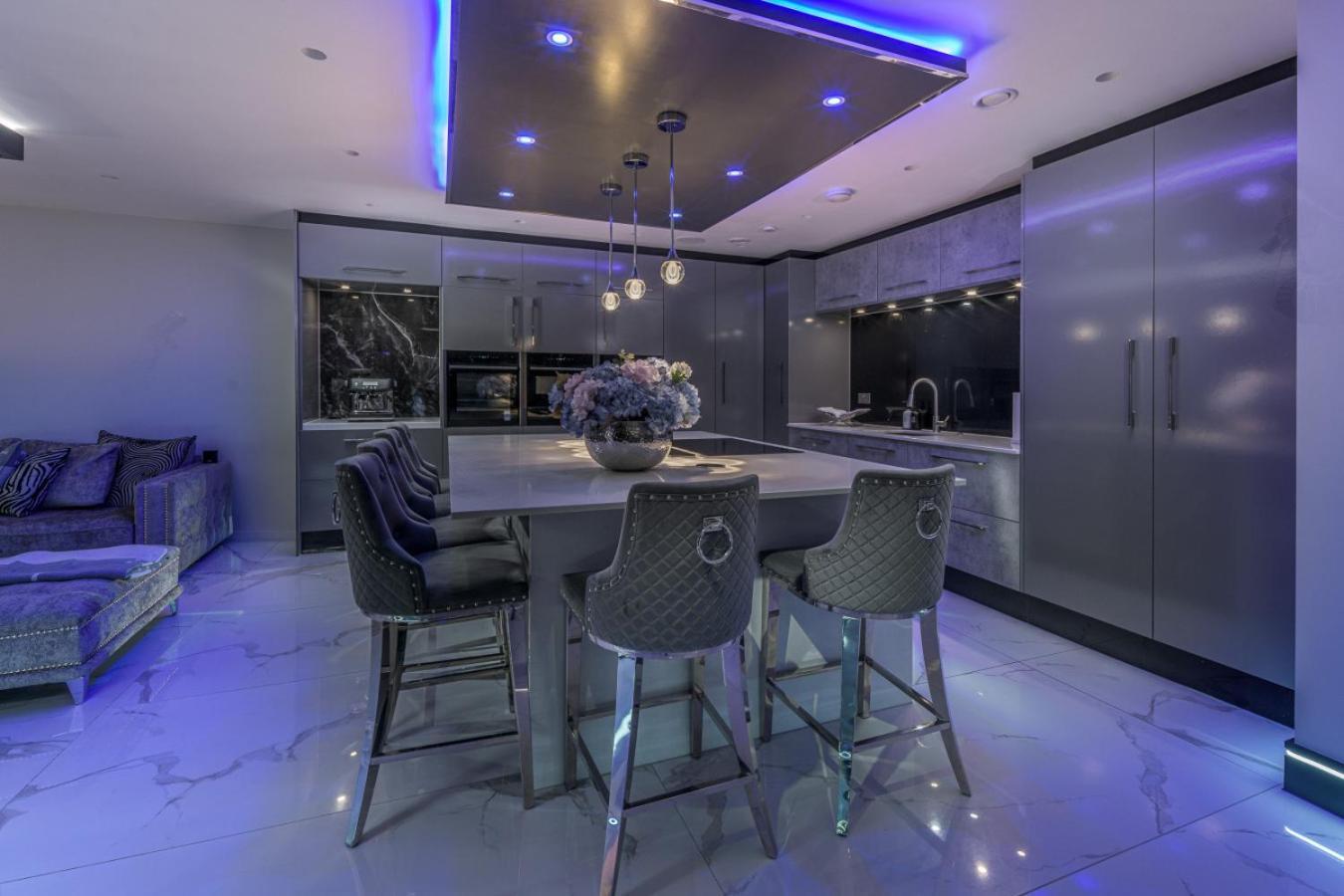 Luxury 7 Bed Mansion Pool, Spa, Cinema