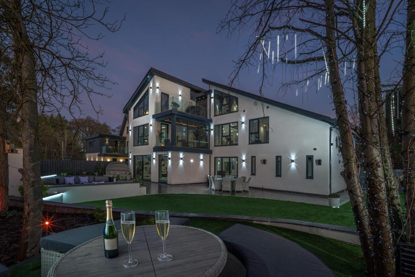 Luxury 7 Bed Mansion Pool, Spa, Cinema *