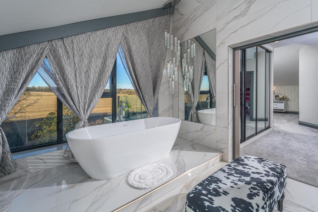 Luxury 7 Bed Mansion Pool, Spa, Cinema Durham