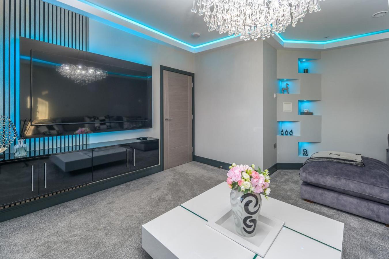 Luxury 7 Bed Mansion Pool, Spa, Cinema *
