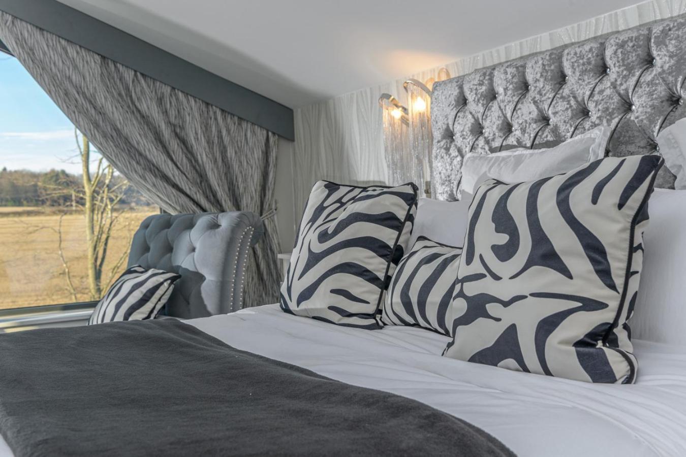 Luxury 7 Bed Mansion Pool, Spa, Cinema Holiday home *