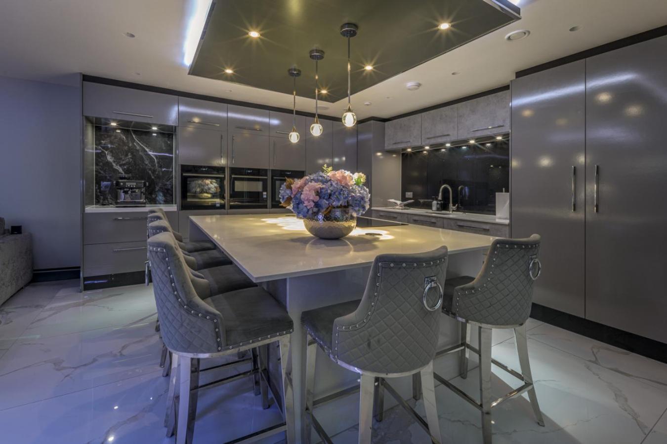 Luxury 7 Bed Mansion Pool, Spa, Cinema * Durham