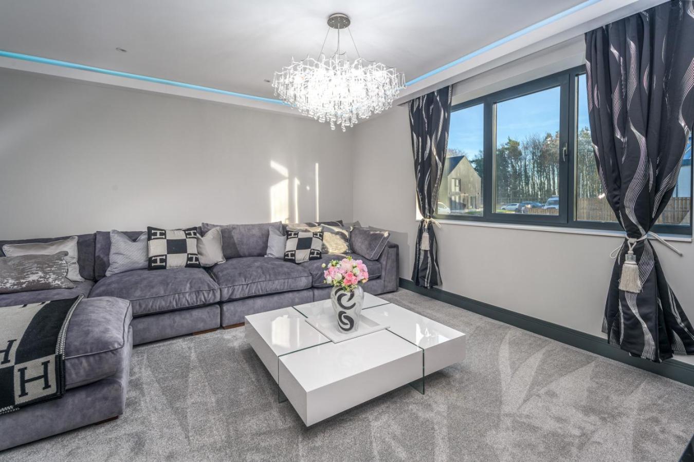 Luxury 7 Bed Mansion Pool, Spa, Cinema