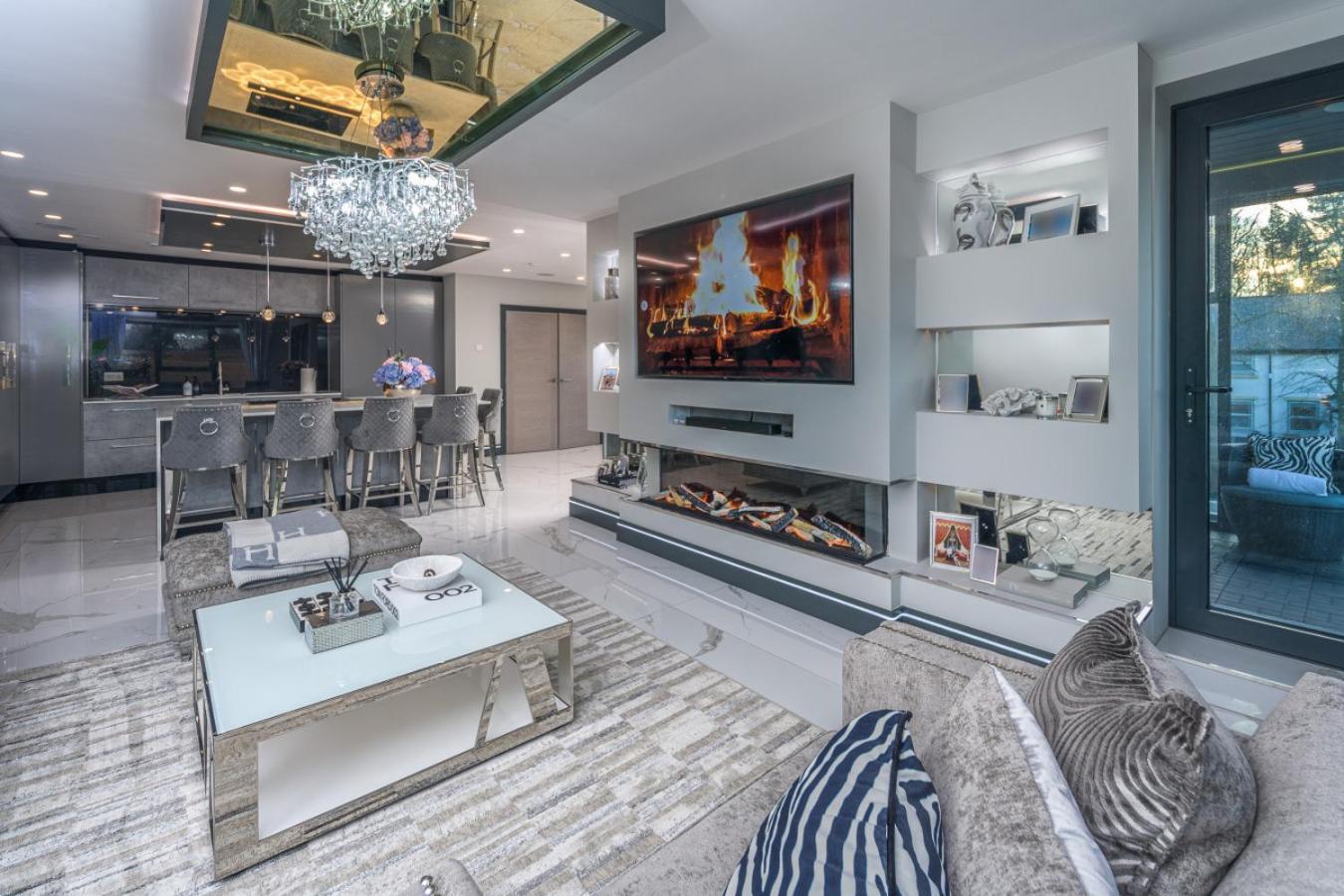 Luxury 7 Bed Mansion Pool, Spa, Cinema