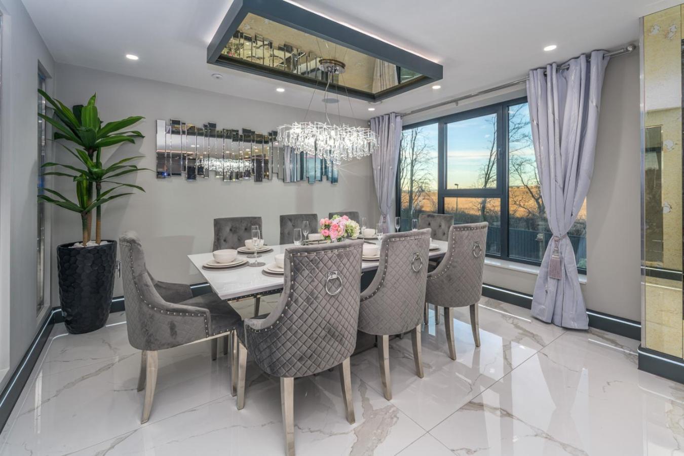 Luxury 7 Bed Mansion Pool, Spa, Cinema *
