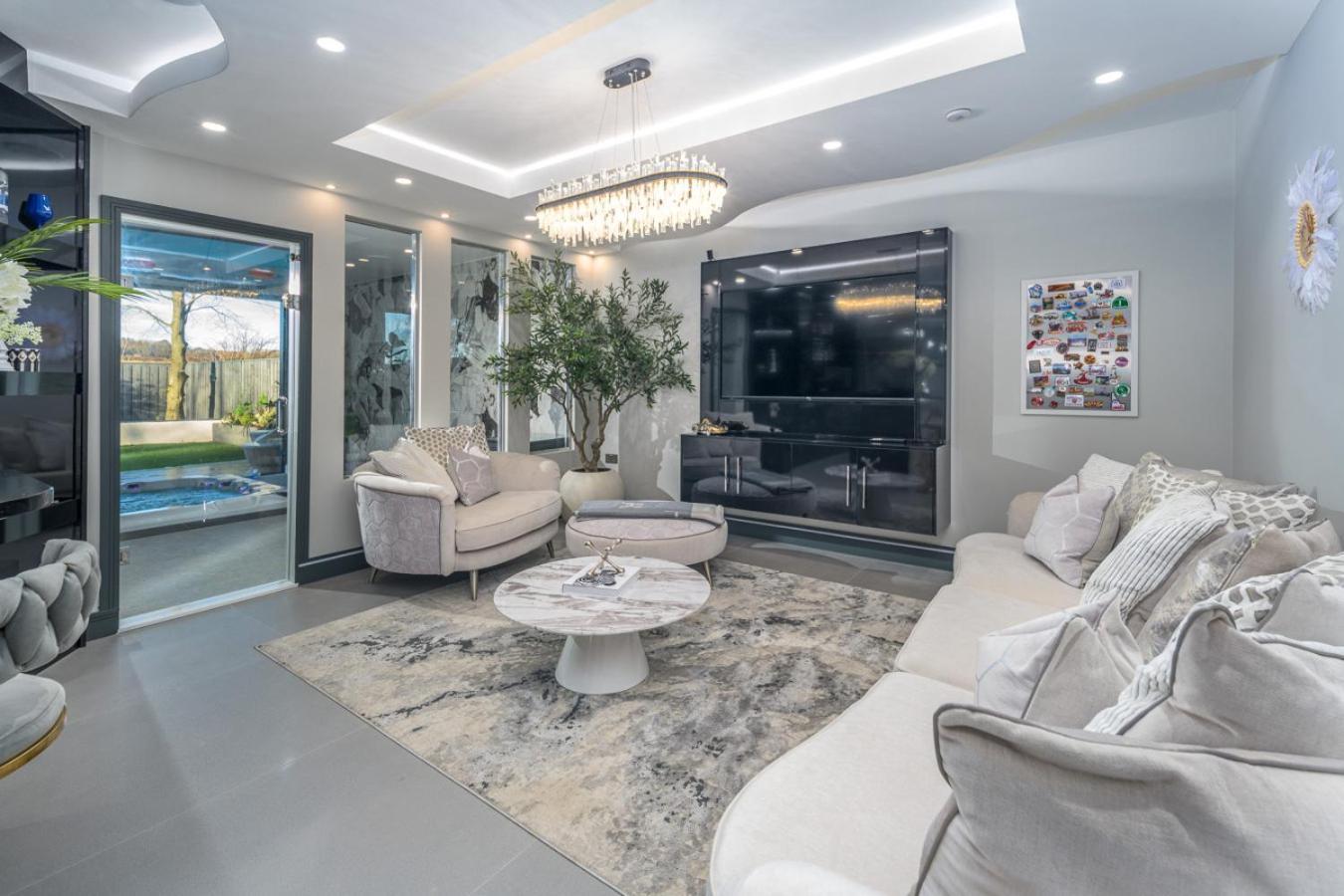 Luxury 7 Bed Mansion Pool, Spa, Cinema * Durham