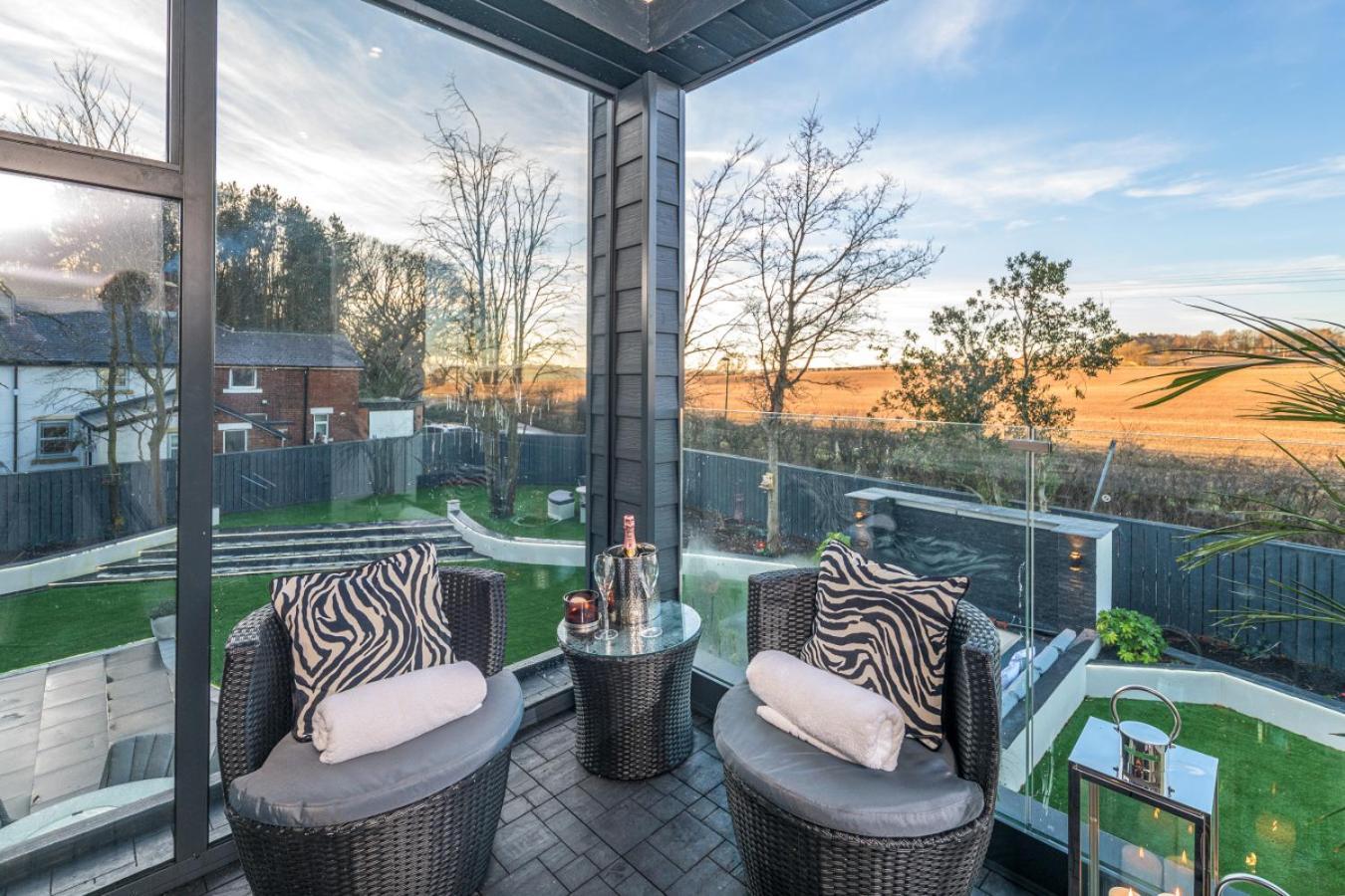 Luxury 7 Bed Mansion Pool, Spa, Cinema Holiday home